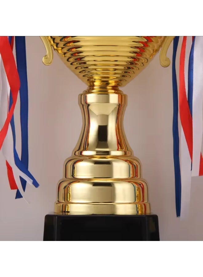 كأس معدن مطلي باللون الذهبي للبطولة مع غطاء وشرائط ملونة، قاعدة سوداء، تصميم كلاسيكي للجوائز والمسابقات الرياضية - Image 3